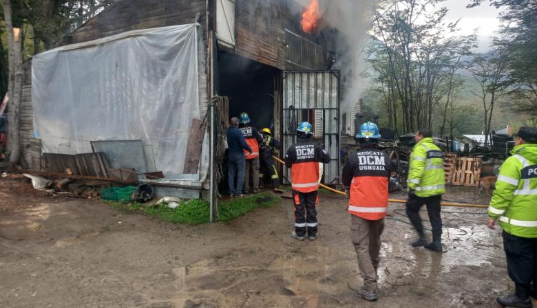 Incendio en un taller: una mujer fue hospitalizada por inhalación de humo