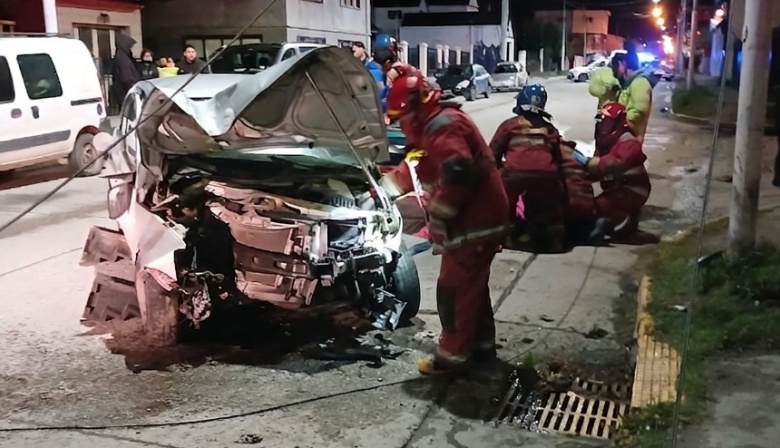 Conductor termina hospitalizado tras chocar contra un poste de luz