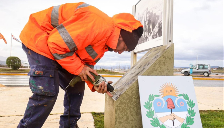La Municipalidad renovó los escudos provinciales de la Plaza Islas Malvinas