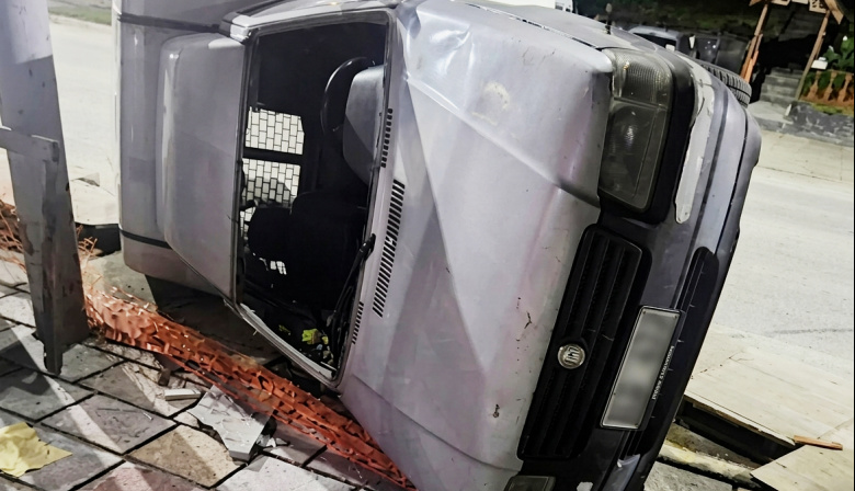 Investigan el vuelco y abandono de un utilitario en la Avenida Alem