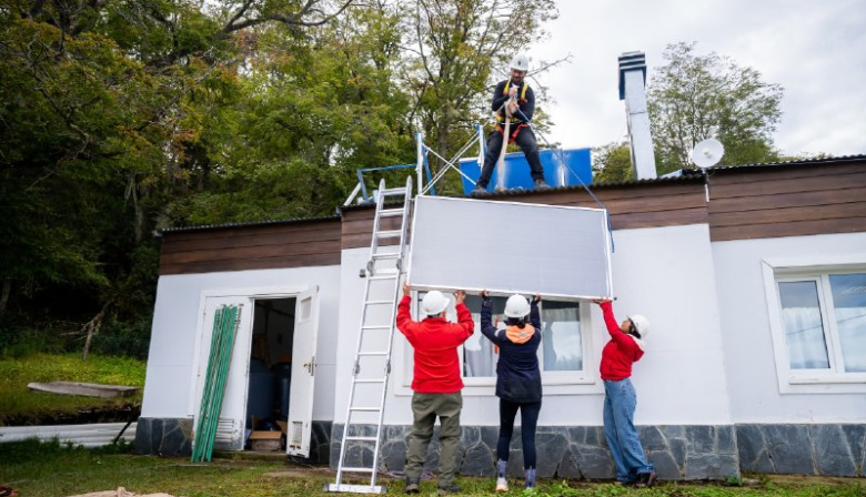 Colocaron paneles solares en la Escuela Provincial N° 49 “44 Héroes del Submarino ARA San Juan”