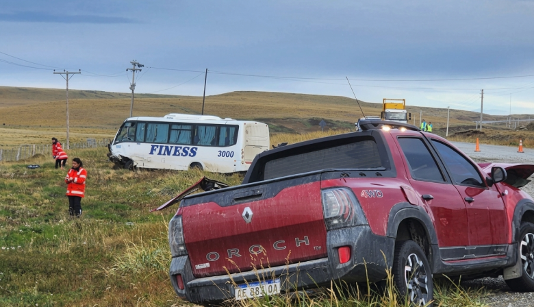 La policía confirmó el fallecimiento de la mujer que chocó contra un colectivo