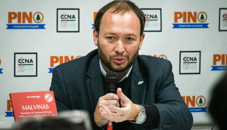 Se presentó el libro “Malvinas” en el CCNA