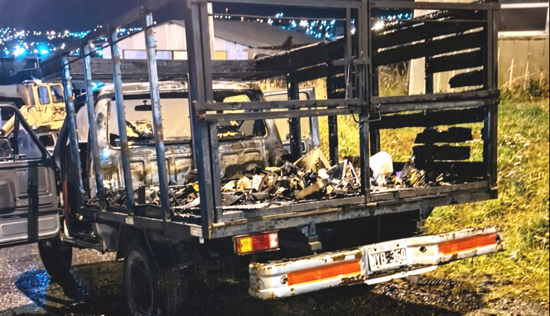 Investigan incendio intencional de una camioneta en el sector de Monseñor Scriva