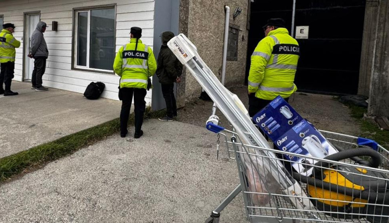 Dos detenidos tras ser sorprendidos con elementos robados en un carrito de supermercado
