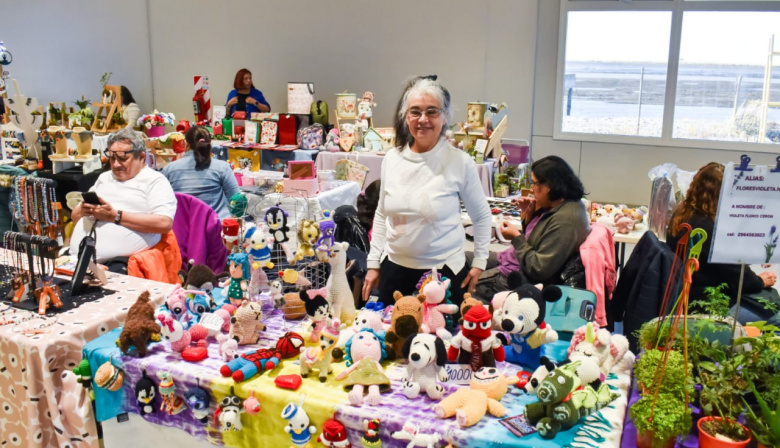 Gobierno consolida la feria de artesanos locales como espacio de encuentro vecinal