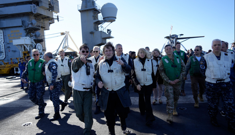 Milei estuvo a bordo del portaaviones USS Nimitz de los Estados Unidos