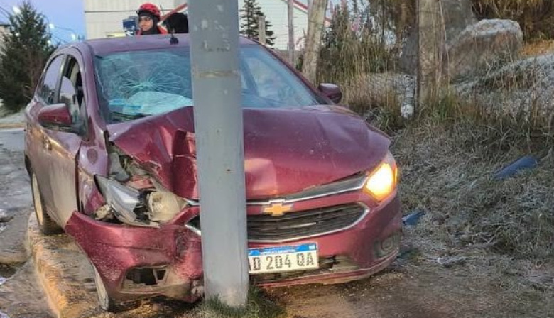 Un conductor alcoholizado chocó contra un poste de luz