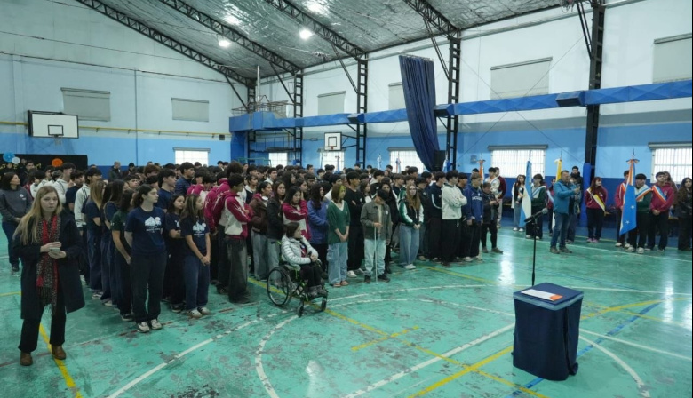 El Municipio acompañó a alumnos de colegios secundarios que juraron la Constitución Fueguina