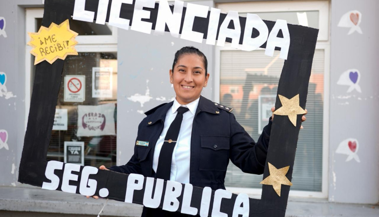 La oficial de la policía provincial Roldan es la primera en graduarse como Licenciada en Seguridad Pública