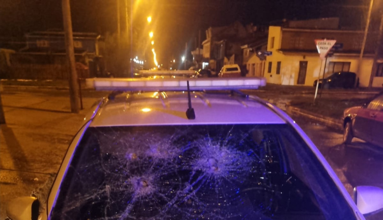 Tres hombres detenidos tras agredir a la policía y destrozar un patrullero