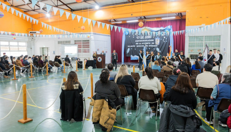 El Colegio "Alicia Moreau de Justo" presentó su bandera institucional