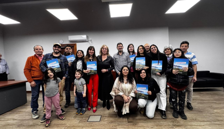 El Municipio entregó decretos de adjudicación de tierras a graduados universitarios