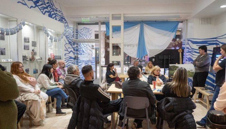 Casa de Ushuaia brindó el taller intergeneracional de salud mental "Del algoritmo al encuentro"