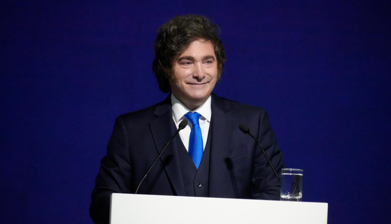 Milei insistió en la inocencia de Adorni y anunció la fusión de ministerios