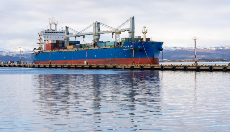 Arribó el barco con las 6200 toneladas de equipamiento para la nueva usina de Ushuaia