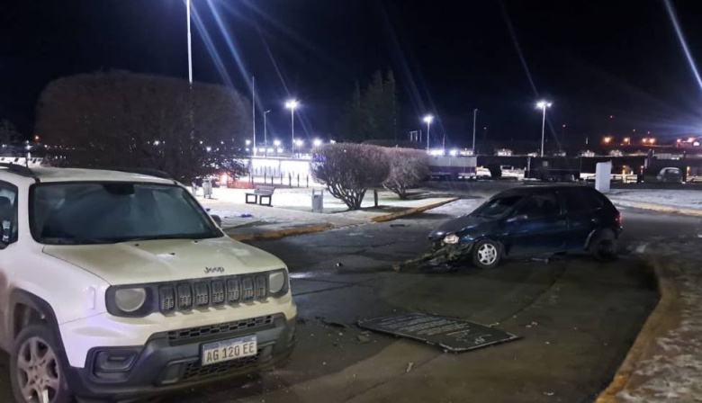 Una mujer alcoholizada chocó contra un auto estacionado