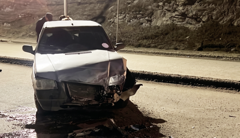 Un auto chocó un utilitario en la parte trasera en Av. Perito Moreno