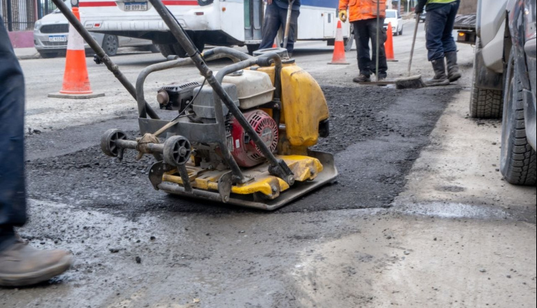 El Municipio continúa con trabajos de bacheo y mantenimiento vial
