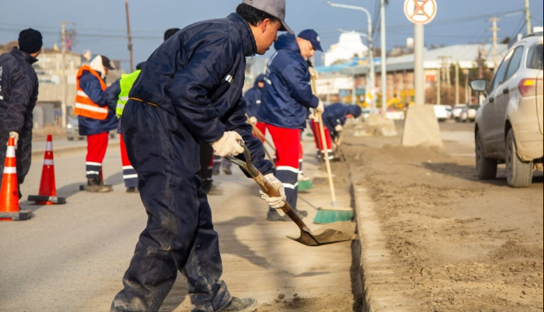 Avanza el operativo municipal de limpieza en avenida Perito Moreno