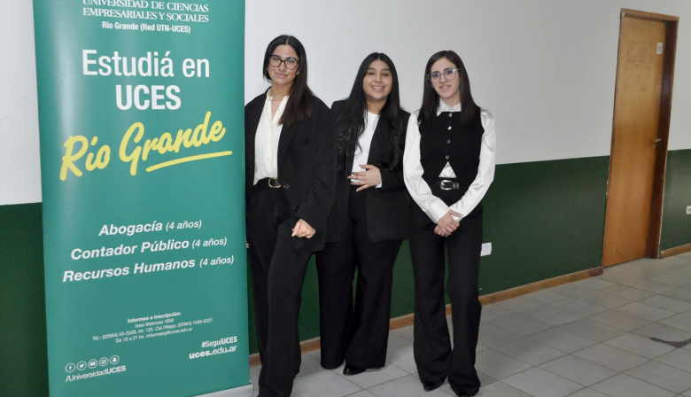 La UCES Río Grande celebró la graduación de tres Técnicas en RR.HH.