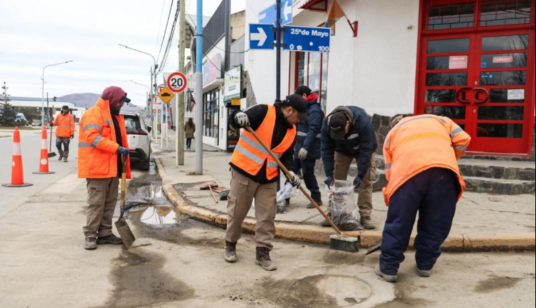 Realizan trabajos de barrido para reducir el polvo en suspensión