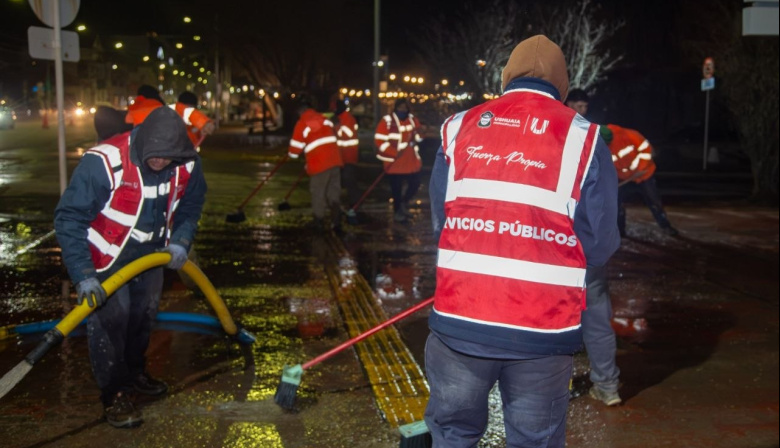 Ushuaia: Se realizan trabajos de limpieza, acondicionamiento y pintura en veredas