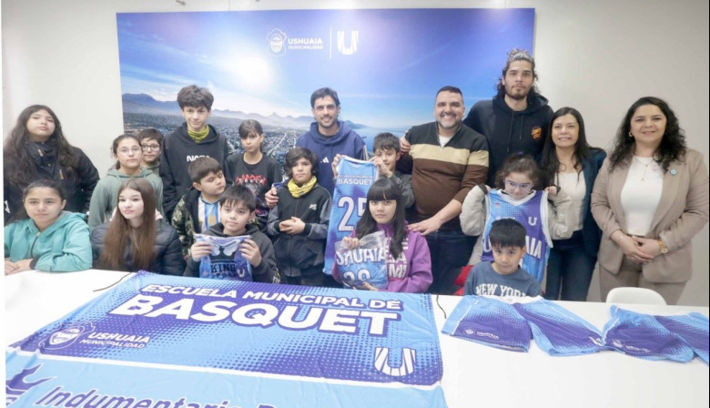 La Escuela Municipal de Básquet estrenó indumentaria deportiva