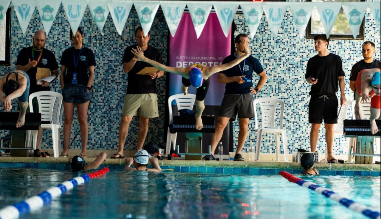 Más de 200 nadadores y nadadoras participaron del torneo de natación "142 aniversario de Ushuaia"