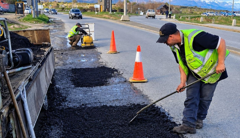 El Municipio continúa con las tareas de bacheo, mantenimiento y embellecimiento urbano