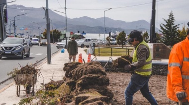 El Municipio realiza refacciones y tareas de puesta en valor de la plaza Islas Malvinas