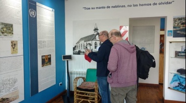 Turistas británicos visitan el Espacio Pensar Malvinas