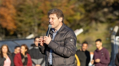 Melella inauguró la cancha de césped sintético en el predio del CAEF