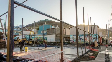 Colocan hormigón en el playón deportivo municipal que se construye en el barrio San Vicente