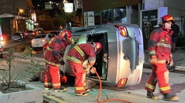 Remis chocó un auto estacionado y volcó sobre avenida Magallanes