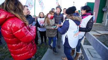 Gustavo Melella compartió una recorrida por los barrios de Tolhuin