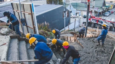 Hormigonaron el último tramo de la escalera de la calle Belgrano en Ushuaia