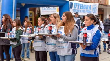 Se realizó la tradicional carrera de mozos y camareras del Fin del Mundo