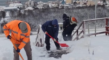 Personal municipal despeja las zonas peatonales ante el temporal de nieve