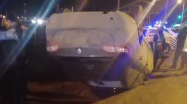 Completamente borracho chocó dos autos y luego volcó