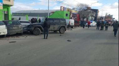 Un Jeep descontrolado chocó a nueve autos estacionados en pleno centro