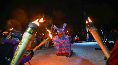Más de mil personas celebraron el invierno y tradiciones fueguinas en la bajada con antorchas del Glaciar Martial