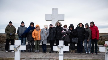 Regresaron los familiares de héroes identificados en el Cementerio de Darwin