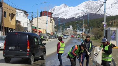 Se intensifican las tareas de limpieza de barro en calles y cordones de Ushuaia