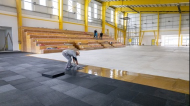 Inició la colocación del piso en la cancha de la Casa del Deporte de Tolhuin