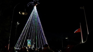 Tolhuin se viste de Navidad con el encendido del árbol