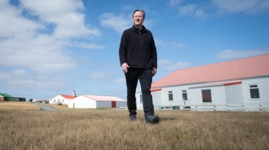 Cameron llegó a Malvinas y rindió homenaje a los muertos en la guerra