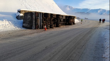 Un camión volcó a la altura de La Herradura