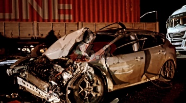 El conductor de un auto se salvó de milagro en un impactante choque