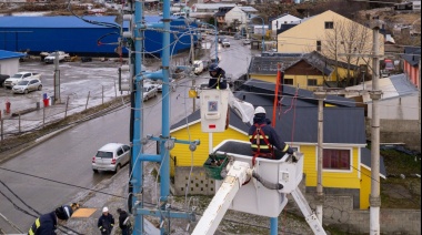 Personal de la DPE trabaja para restablecer el servicio de energía en Ushuaia